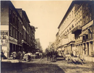 Negocios a lo largo de la calle Main (Primera), al norte de la calle Walnut